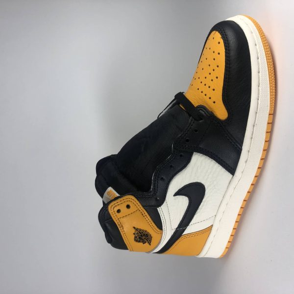 Nike Air Jordan 1 Retro High OG Yellow Toe rechts